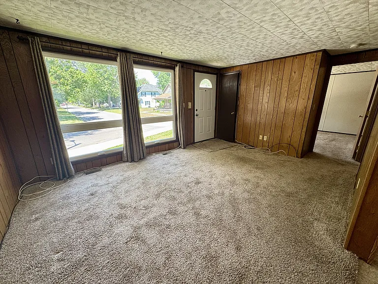 323 W Smith St — Photo 6