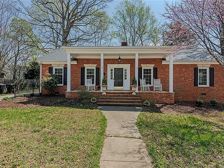 2822 Bedford St — Photo 1