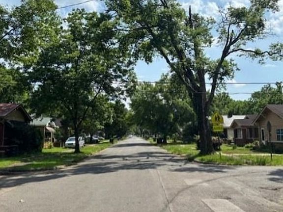 Exterior Neighborhood (street photo)