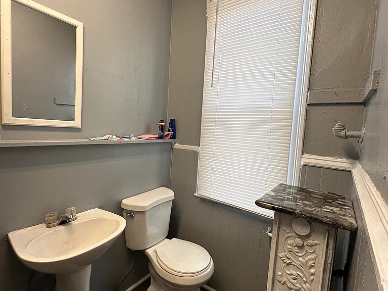 1515 E 19th St #3 — Photo 5