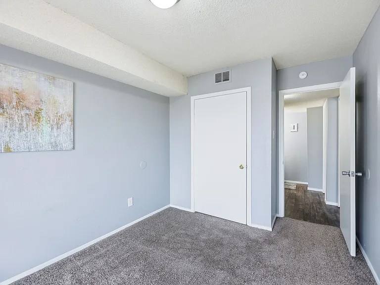 Heatherstone Apartments — Photo 12