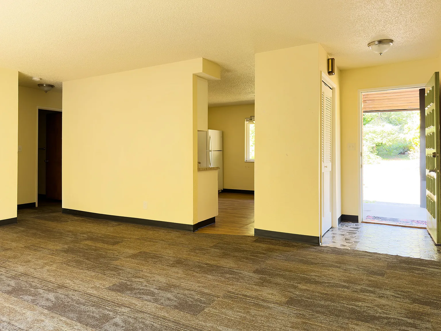 2 bed, 827 sqft, $1,600 — Photo 2