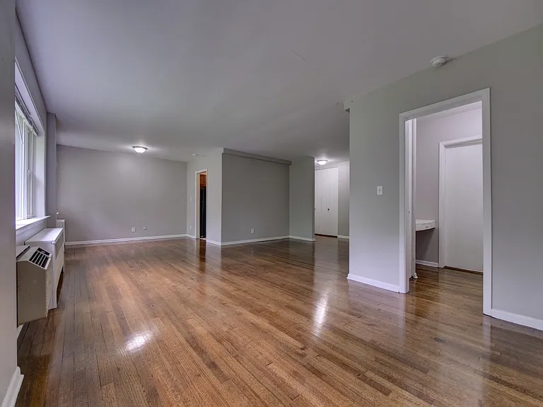Riverhill Apartments — Photo 14