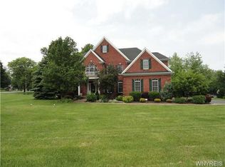 10 Norwood Ln, Orchard Park, NY 14127