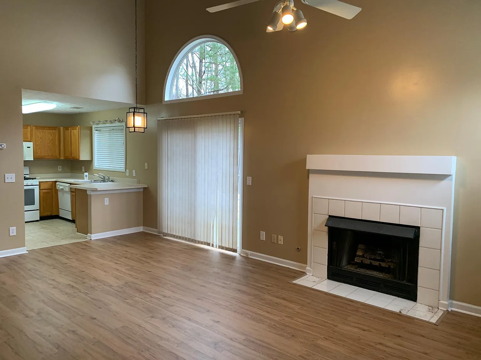 3 bed, 1200 sqft, $1,985 — Photo 2