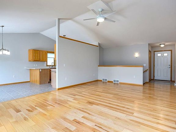 4th image of 420 Rosemal Ln