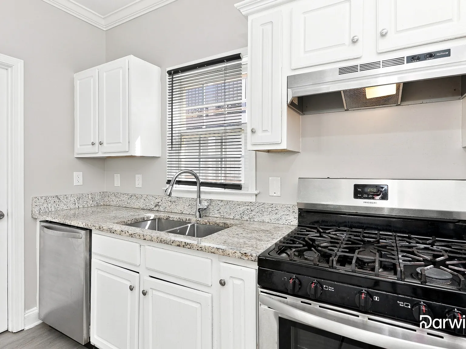 3 bed, 2.5 bath, 1989 sqft, $2,600 — Photo 3