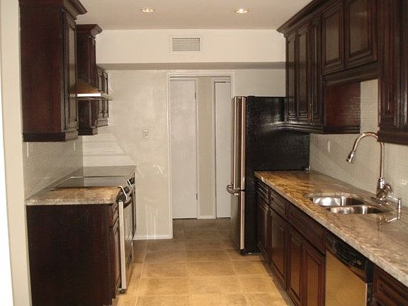 2nd image of 423 W Flower St