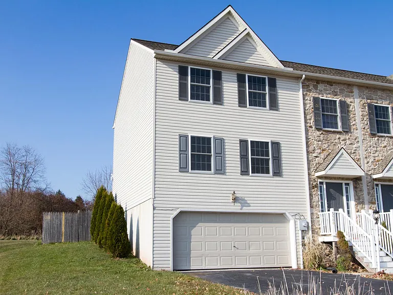 3900 Sheppard Dr — Photo 2