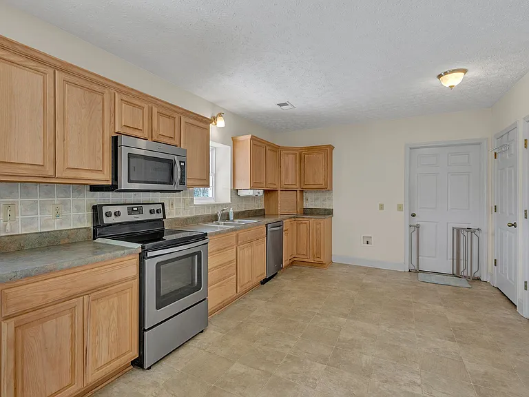7506 Sleepy Hollow Rd — Photo 9