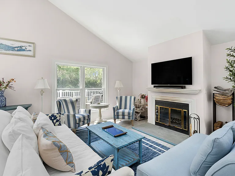 37 Halsey Rd — Photo 2