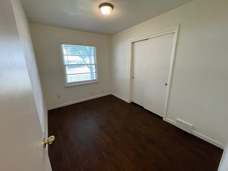 4749 Laverda Dr — Photo 36