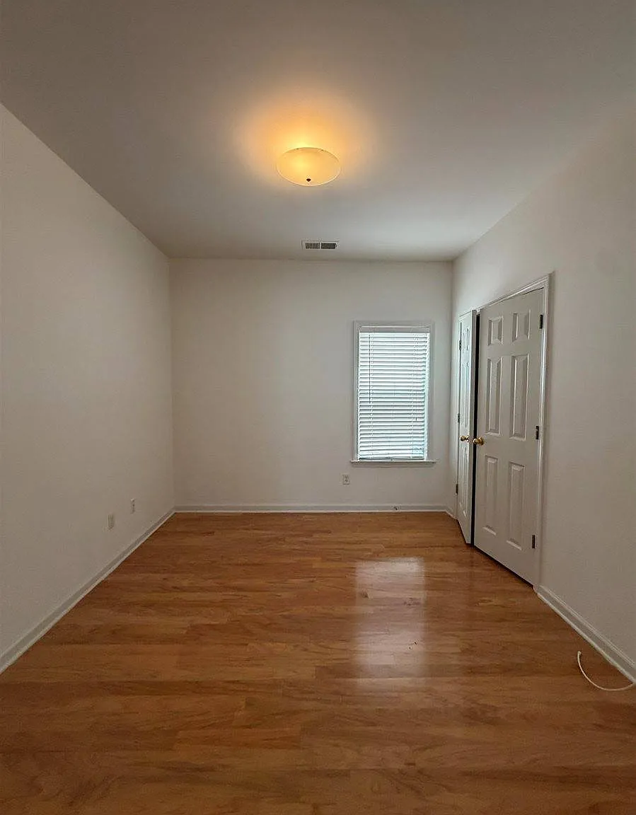 3 bed, $2,050 — Photo 3