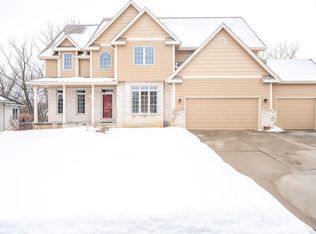 9816 Brookview Dr, Urbandale, IA 50322