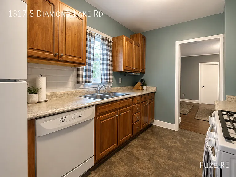 1317 S Diamond Lake Rd — Photo 6