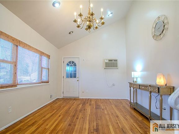 5th image of 19 Hyde Ave
