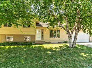 2805 S Pepper Ridge Ave, Sioux Falls, SD 57103