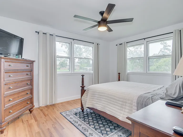 822 W Woodlawn Ave — Photo 17