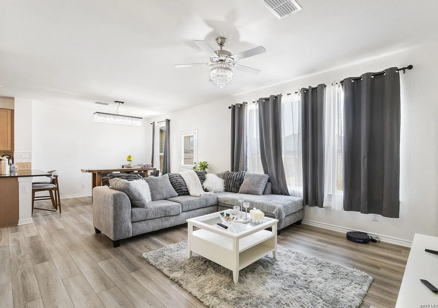 Charming Home Awaits: Spacious & Modern Living in a Prime Location — Photo 4
