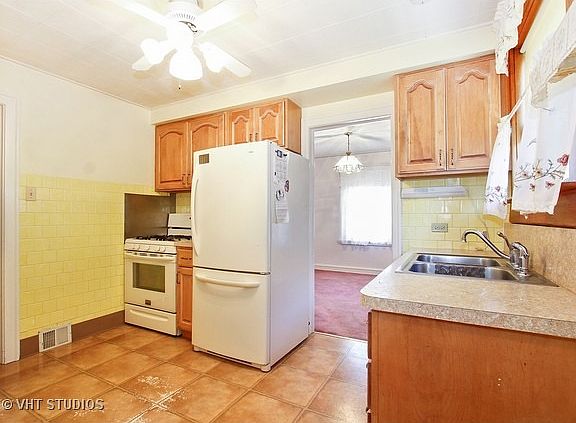 3rd image of 9324 S Francisco Ave