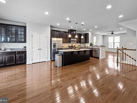 4th image of 2641 Richmond Way