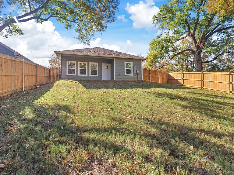 223 W Walker St — Photo 15