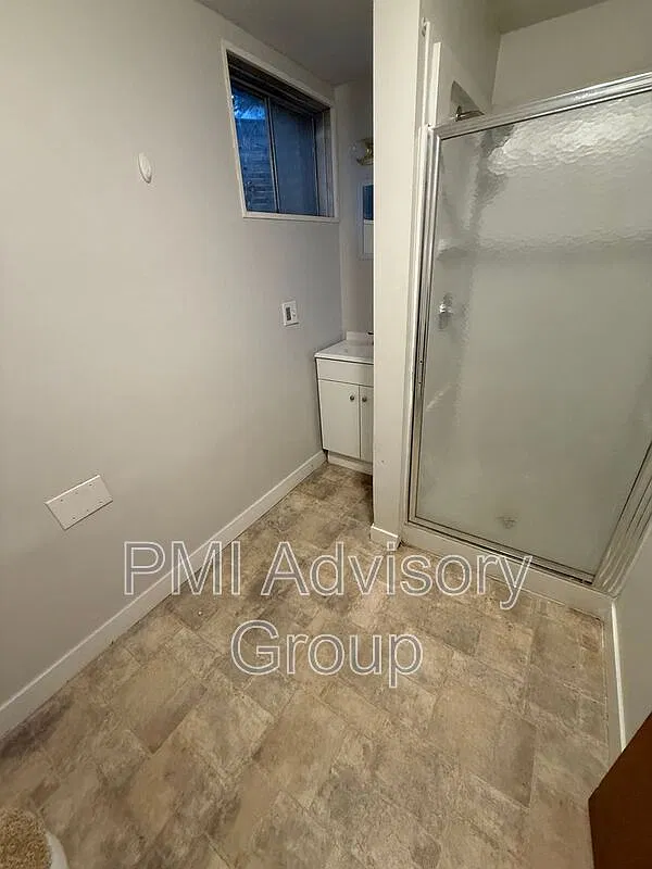 3 bed, 2.0 bath, 925 sqft, $1,275 — Photo 2