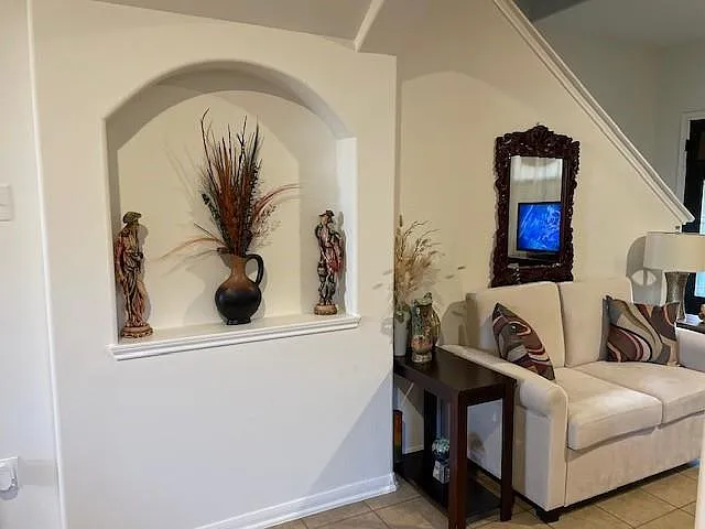 4 bed, 2504 sqft, $2,200 — Photo 2
