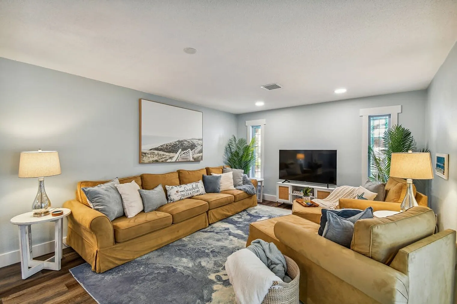 3 bed, 2.0 bath, 2389 sqft, $7,816 — Photo 3