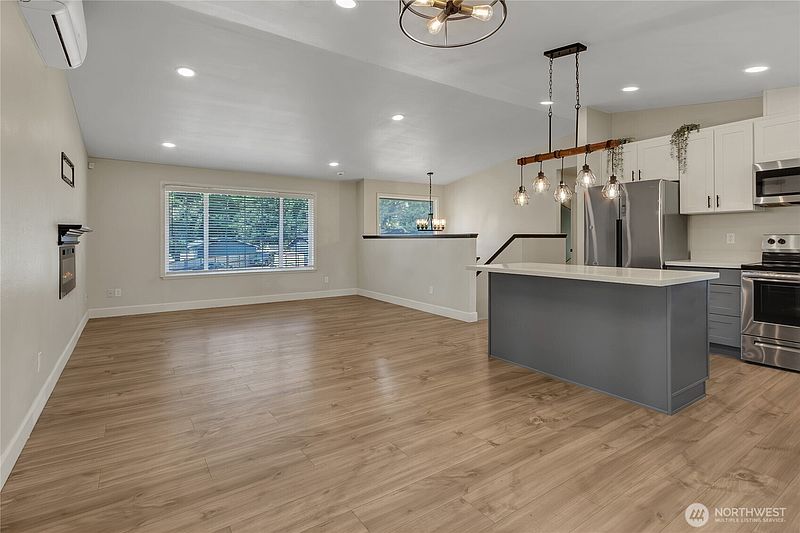 5th image of 902 194th Street E