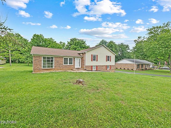 2nd image of 1036 Hawthorn Dr