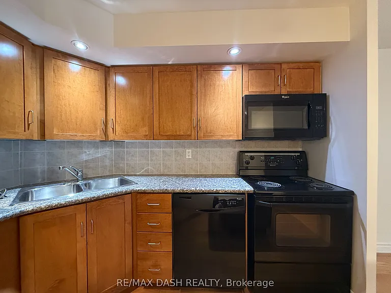 270 Wellington St W #802 — Photo 13