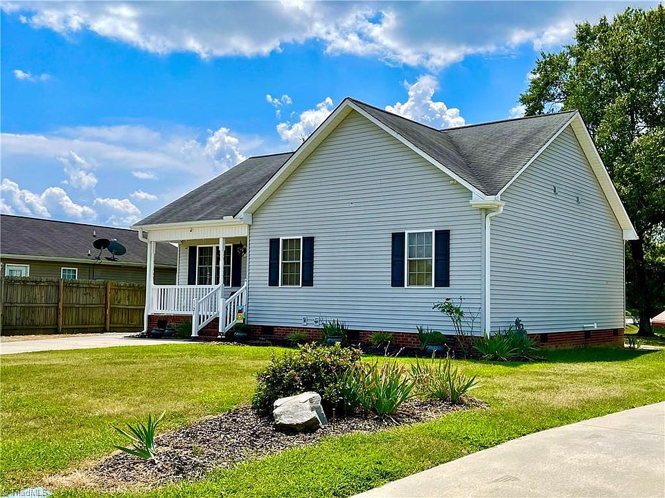 1st image of 1131 Hampton Ct