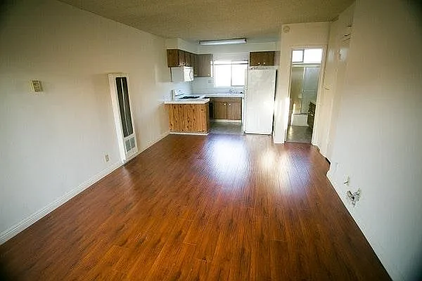 1906 Vanderbilt Ln #F — Photo 2