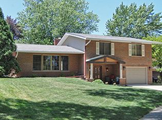 201 W Hiawatha Trl, Mount Prospect, IL 60056