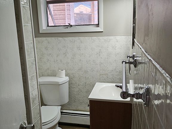 2nd image of 827 Quinton Ave #1