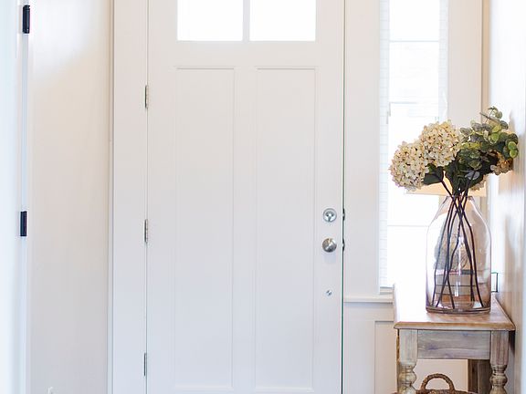 Entry way w/walk in Closet