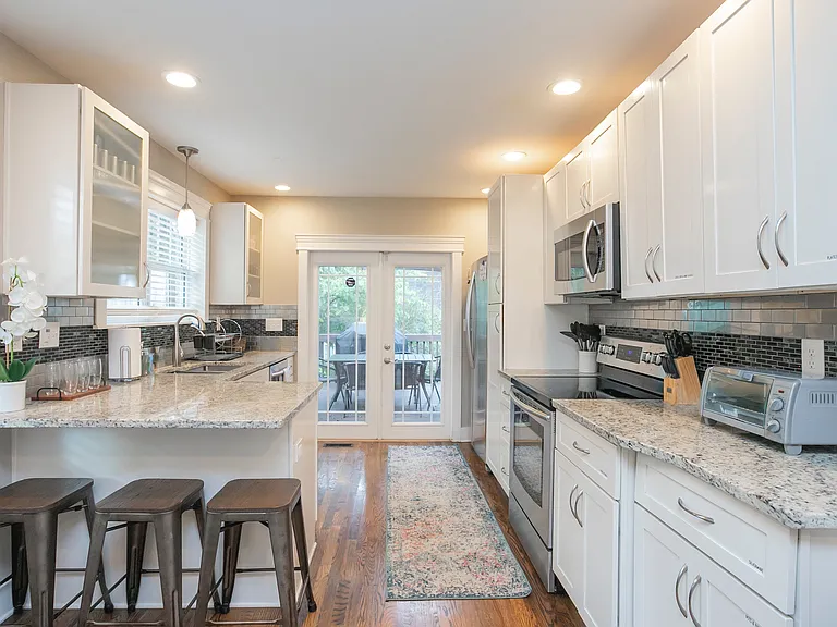 1009 Iverson Ave — Photo 6