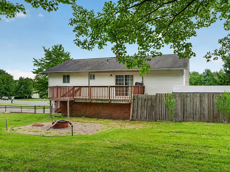 76 Maureen Dr — Photo 44