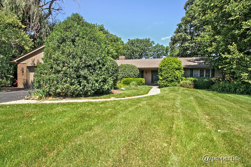 1685 Greenbrier Dr photo 1