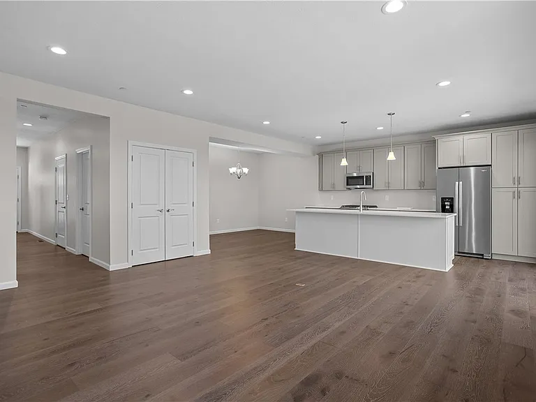 413 Walnut Ct — Photo 2