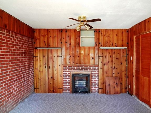 Den w/Gas Fireplace