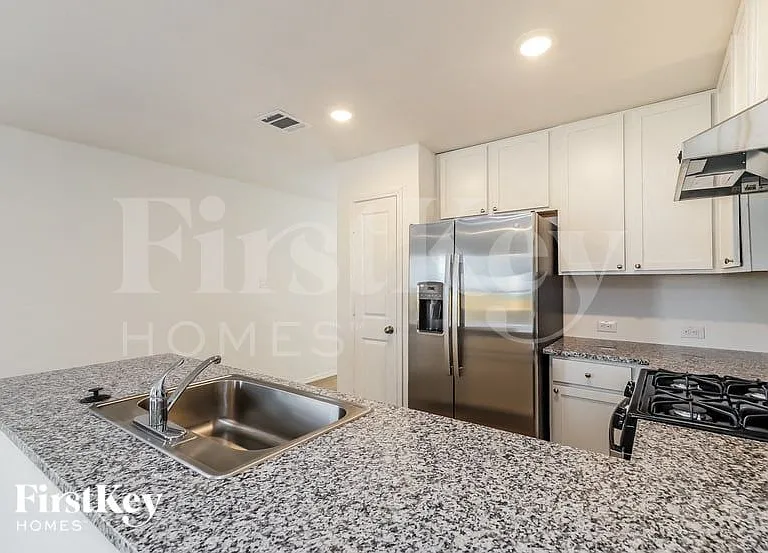 10610 McClintock Dr — Photo 6