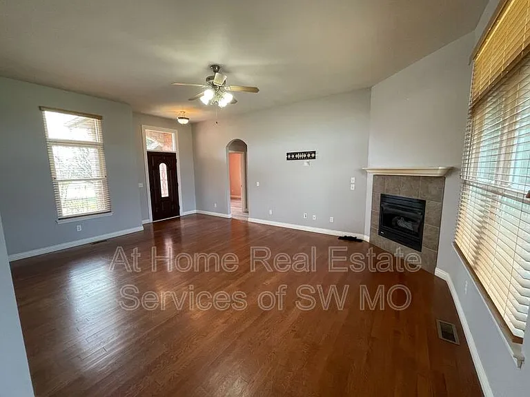 6063 N 19th Ave — Photo 5