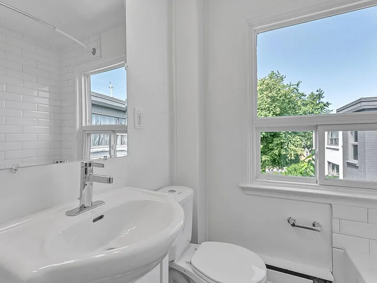 389 Yonge St #401-3 — Photo 14