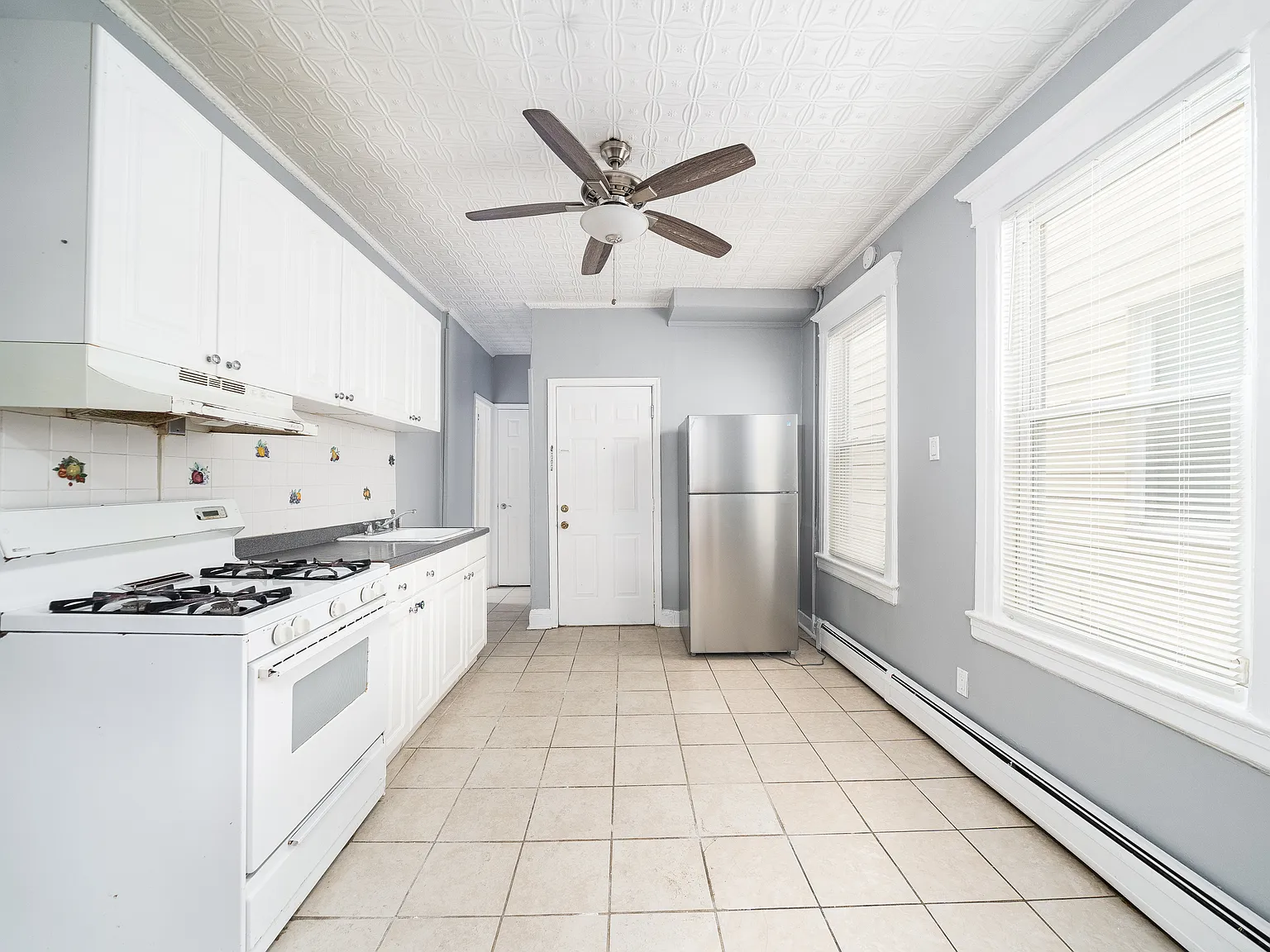 2 bed, 800 sqft, $1,975 — Photo 1