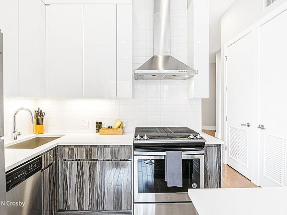 3rd image of 943 N Crosby St #202