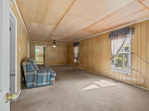 4th image of 402 W Elm St