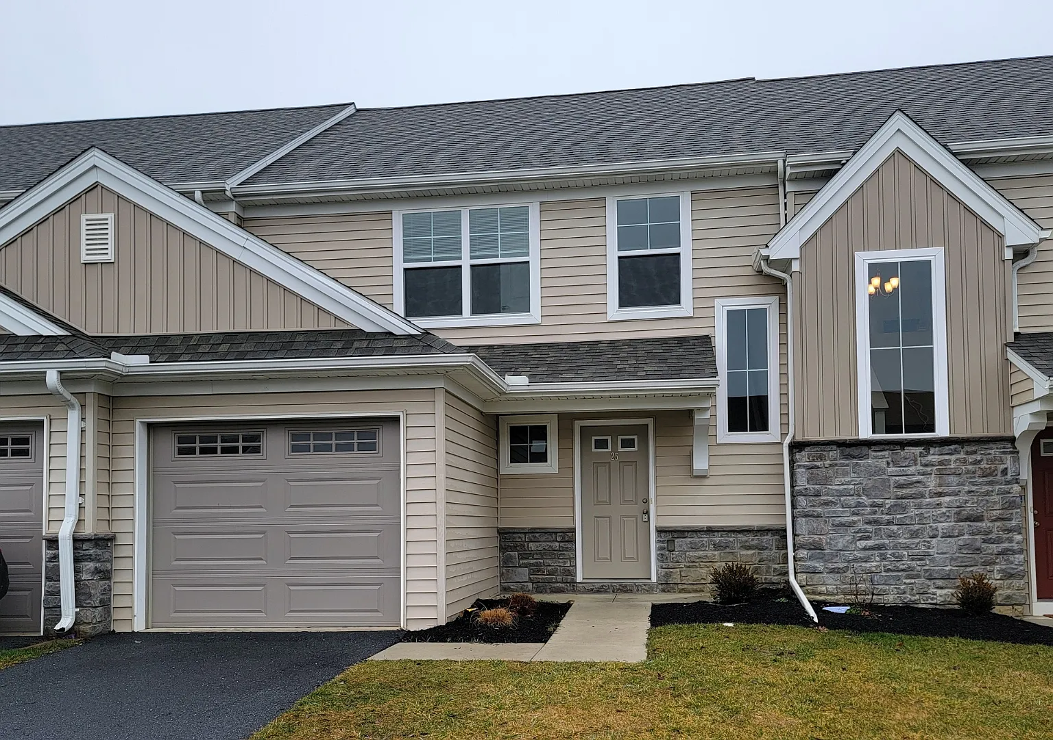 3 bed, 2.5 bath, 1400 sqft, $1,950 — Photo 1