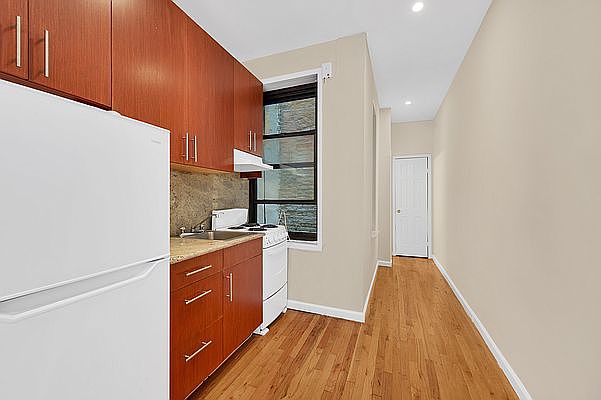 2nd image of 229 E 67th St #5BB